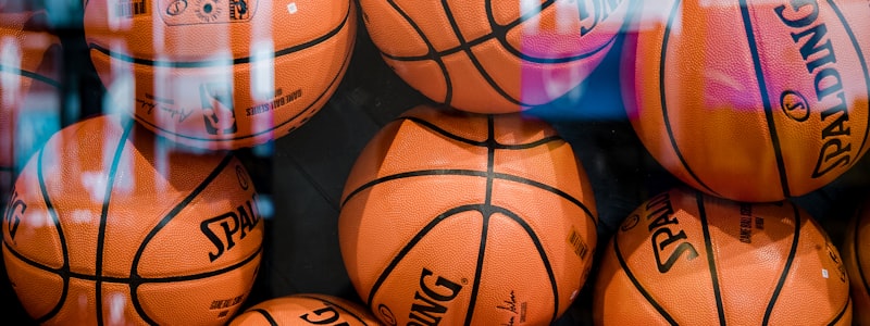 足球比赛战术会议场景，教练在战术板前讲解