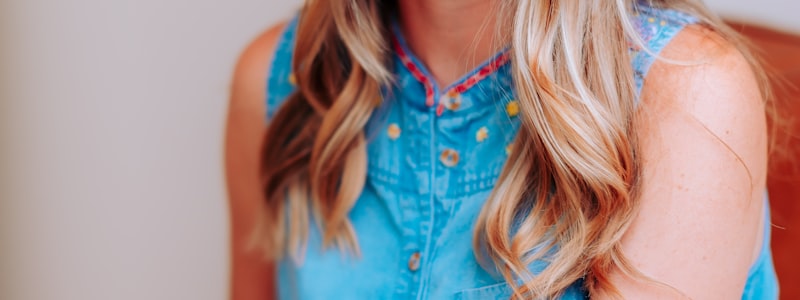 一场经典足球决赛的赛场全景，观众座无虚席